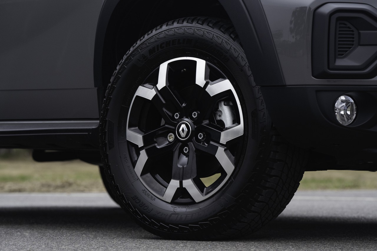 Renault Oroch: xAEhJgFRRNJOSMs1LRqUa5DGEcFh2I-metaT1JPQ0gtT1VUU0lERVIgKDIpLmpwZw==-.jpg