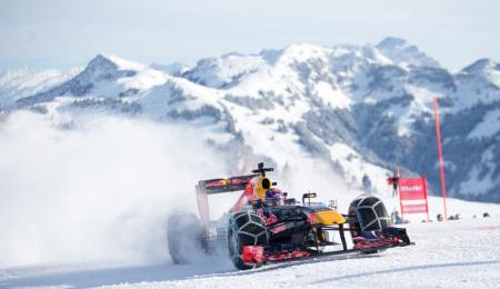 Un F1 aceleró en la nieve