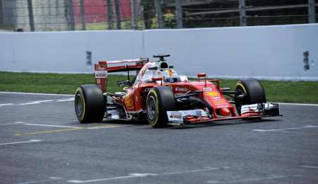 Vettel manda en la primera jornada