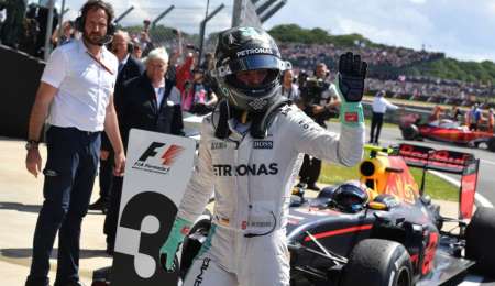 Rosberg fue sancionado y bajó al tercer lugar