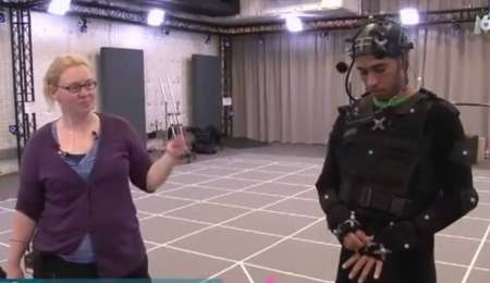 Lewis se presta al juego