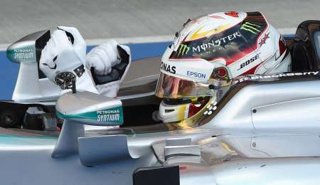 Triunfo y media corona para Hamilton