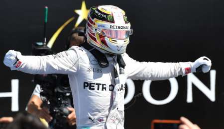 Hamilton los mira de arriba