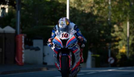 Peter Hickman gana la primera batalla en el Road Race de la Isla de Man