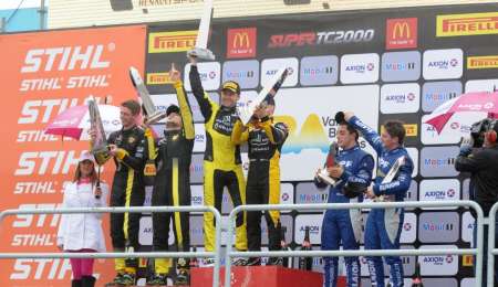 El podio de los 200 km, lleno de ganadores