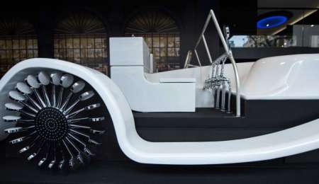 Un auto construido con elementos de baño