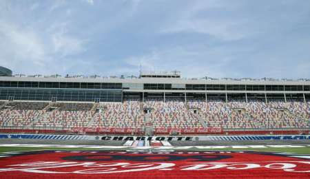 Nascar en Charlotte la lluvia postergó la carrera para mañana