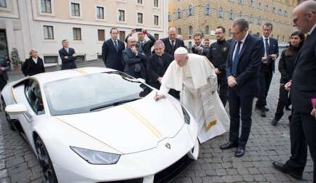 Le regalaron un Lamborghini al Papa, pero lo subastará para caridad