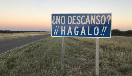 Los carteles de la ruta del desierto para prevenir accidentes