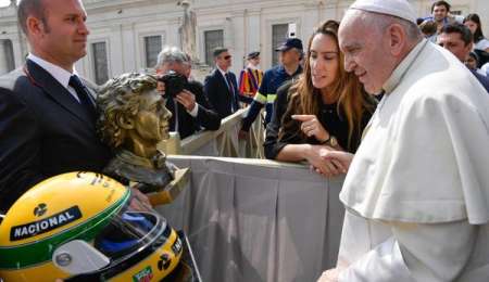 El Papa recibió la escultura y casco de Ayrton Senna