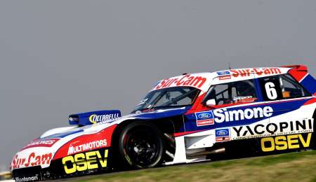 Tres Ford adelante en el primer entrenamiento