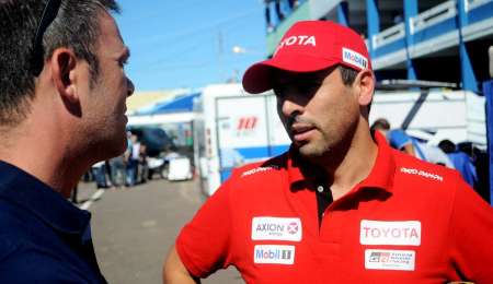 Con la mirada en los neumáticos