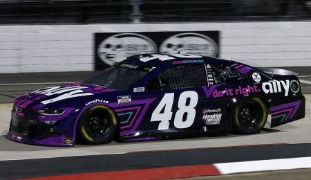 Nascar: Bowman ganó con polémica