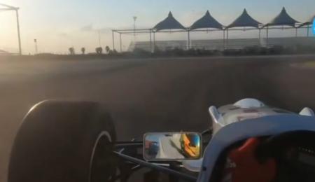 A bordo: Rossi al mando de un F1