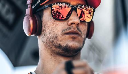 Lecouna dominó bajo la lluvia