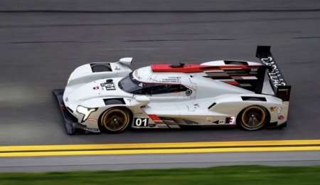 "Pechito" gira en Daytona junto a Jimmie Johnson