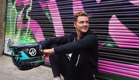 Mick Schumacher y su renovado casco para 2022