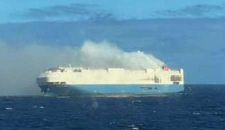 Buque incendiado con 4000 autos