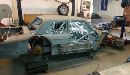 Agasajan a Werner restaurando uno de sus autos