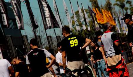 ¿En qué se destacan abajo del auto?