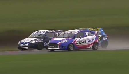 Tres a la par bajo la lluvia