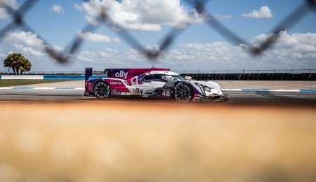 El Cadillac de López, cerca del podio