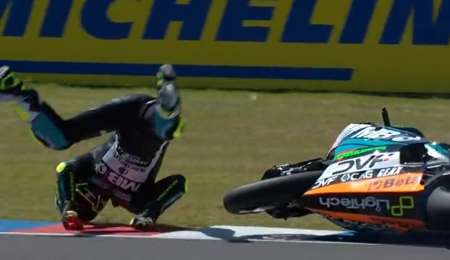 ¡Impactante caída! Se golpeó la cabeza contra el piso