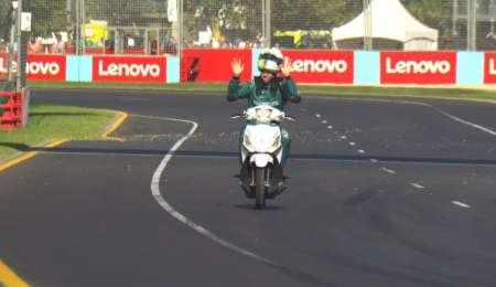 Vettel, multado por volver a boxes en moto