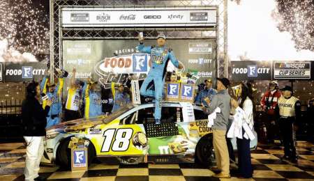 Kyle Busch se iluminó en la tierra