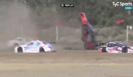 ¡Impactante accidente con vuelco en Viedma!