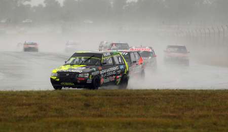 Adrián Oubiña, ganó y se afianzó en la cima