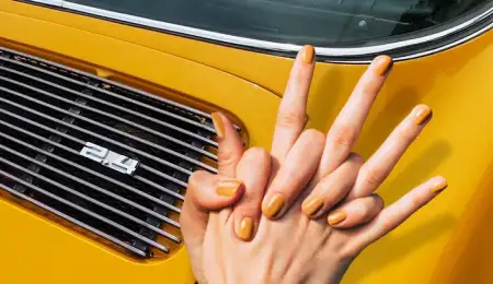 Pintarse las uñas color Porsche