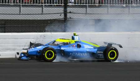 Jimmie Johnson chocó pero fue premiado