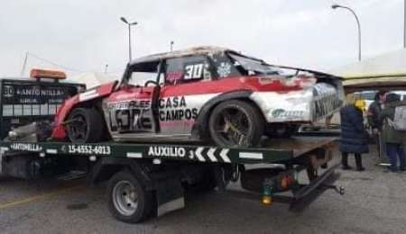 Volcó y hace una rifa para recuperar el auto