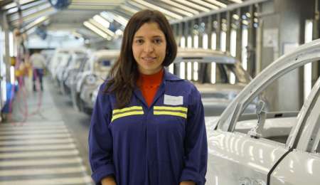 Primera mujer en Grupo de Producción en El Palomar