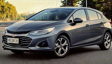 Chevrolet Cruze avanzó, y Fiat Cronos sigue arriba