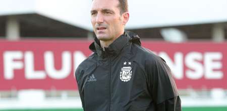 ¿Quién es el piloto que compartió cancha con Lionel Scaloni?