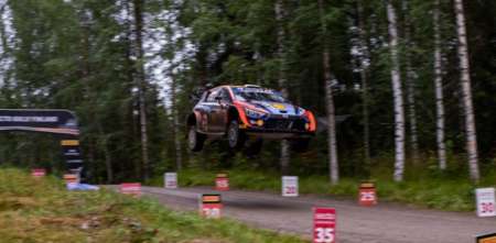 Rally Mundial: Tanak sigue al frente, pero se acercó Rovanpera