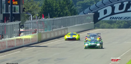 VIDEO: lideraba por 22 segundos, levantó para celebrar y perdió la carrera