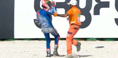 VIDEO: se cayó y casi termina a las piñas en MotoGP