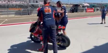 VIDEO: escándalo: mecánicos bloquearon la salida a pista de un rival en Moto3
