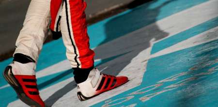 VIDEO: el tremendo calor le derritió las botitas en plena carrera
