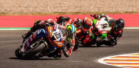 VIDEO: ¿por qué los pilotos del motociclismo son superiores a los del automovilismo?