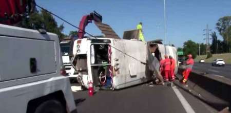 Nuevo accidente en la Panamericana: volcó un micro que transportaba caballos al Hipódromo de San Isidro