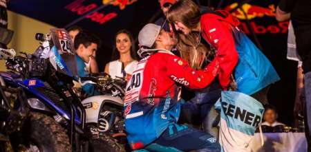 VIDEO: Ganó el Dakar y le pidió casamiento a su novia en el podio