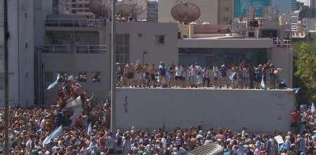 VIDEO: ¡Descontrol total! Un camión se abrió paso por la autopista y la gente se subió a festejar