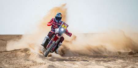 ¿Cómo se vive el Dakar 2023 a bordo de una moto a toda velocidad?