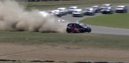 VIDEO: largó primero, se tocó, llegó a estar 13º, remontó y ganó un carrerón del Turismo Pista