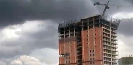 Video: una grúa se desplomó en un edificio en construcción en Corrientes a causa de un temporal