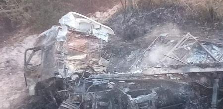 Accidente en la Ruta 14: Un camión cayó al vacío desde un puente y se incendió por completo